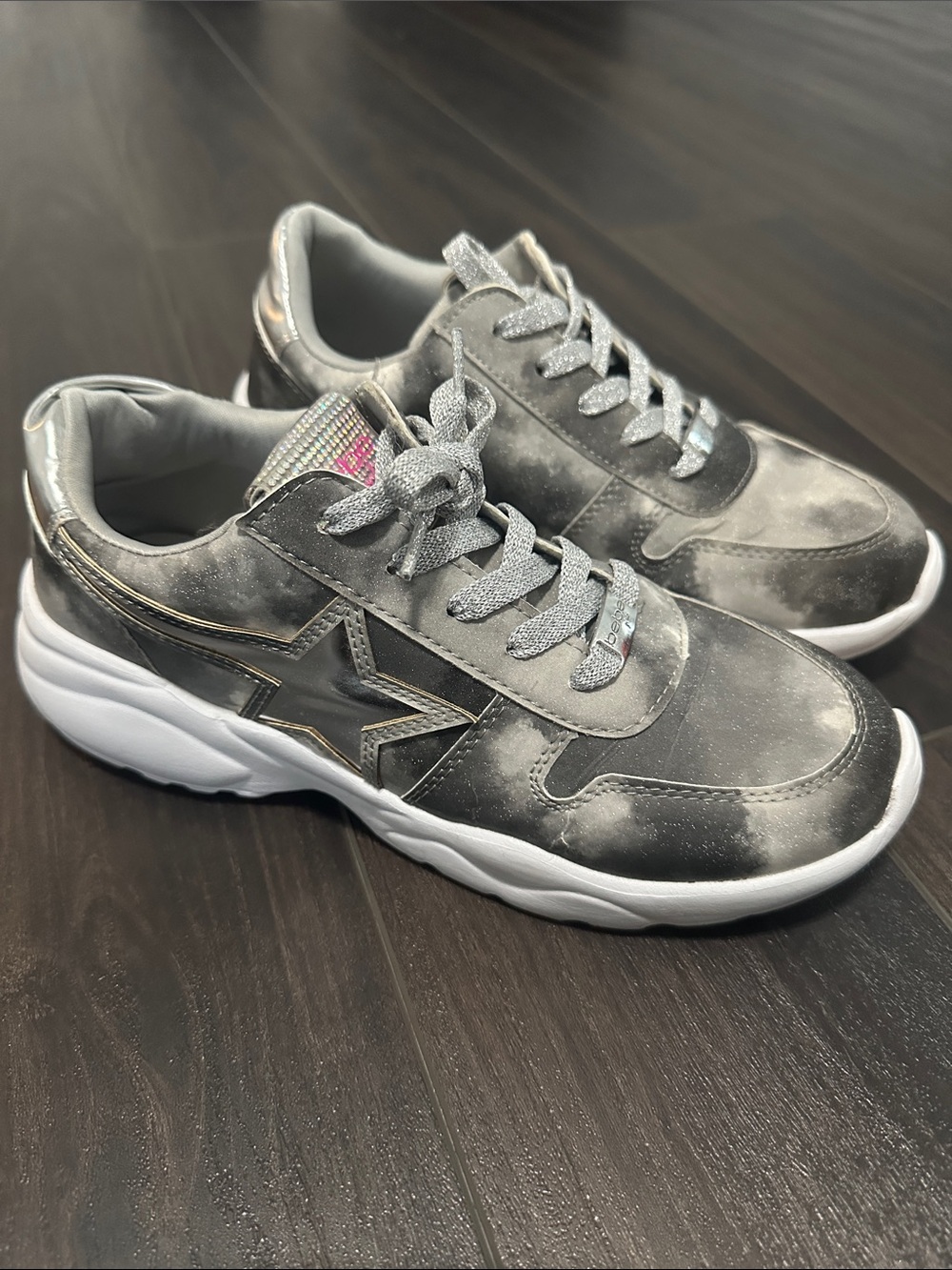 Bebe Girls Gray Tie-Dye Sneakers with Silver Glitter Laces - size 4.5